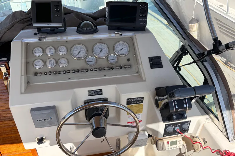 1991 Donzi 255 LXC boat dashboard with Garmin and Lowrance navigation systems.