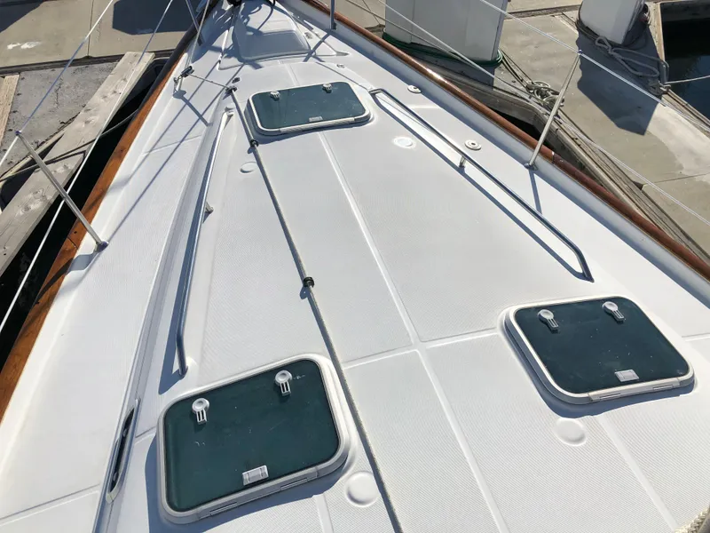 Clean wide fore deck