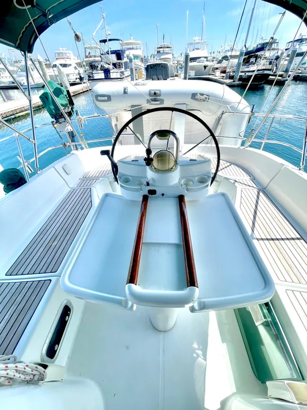 Huge cockpit for entertaining
