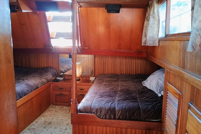 Cozy 1978 Californian LRC boat cabin with wooden interior and twin beds.