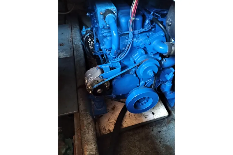Blue engine of a 1978 Californian LRC boat, detailed view.