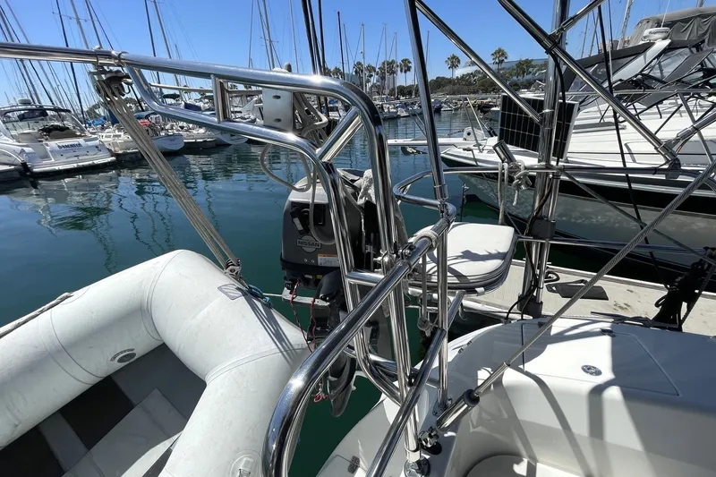 Sailboat Catalina 350 (2004) docked, featuring stainless steel rigging and inflatable dinghy.