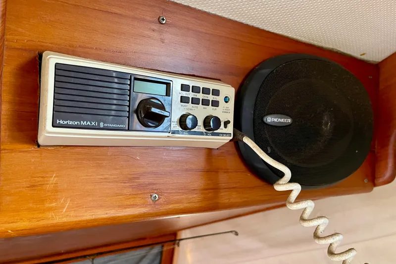 Vintage Horizon MAXI radio and Pioneer speaker on CHB 42, 1985 model boat.