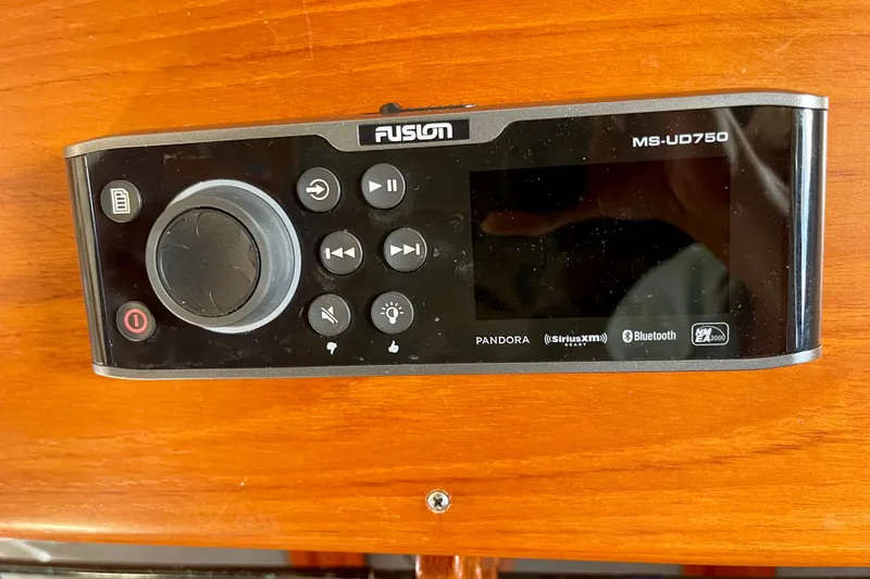 Fusion MS-UD750 marine stereo on CHB 42, 1985 model, featuring Bluetooth and SiriusXM compatibility.