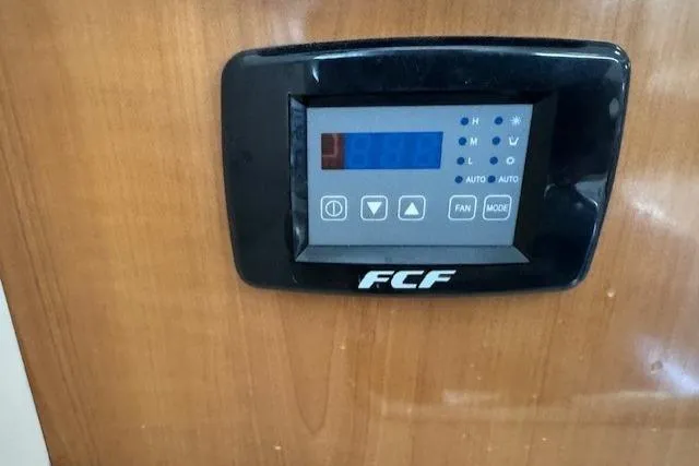 Control panel on 2001 Bayliner 2855 Ciera boat, displaying temperature settings.