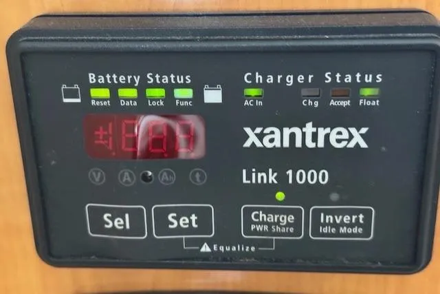 Xantrex Link 1000 battery charger display on 2001 Bayliner 2855 Ciera boat.