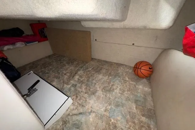 2001 Bayliner 2855 Ciera cabin interior with basketball on floor.