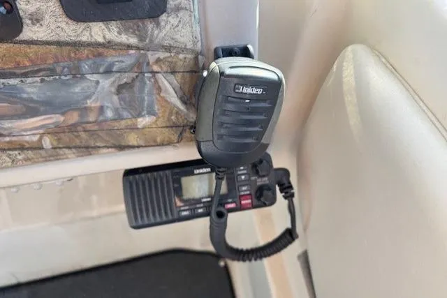 2001 Bayliner 2855 Ciera boat radio and microphone setup.