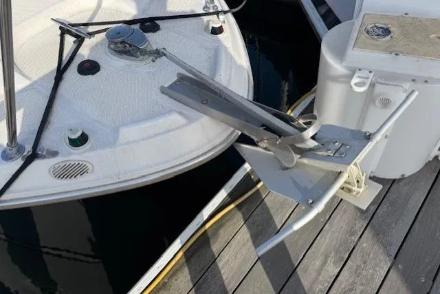 2001 Bayliner 2855 Ciera boat anchor and deck details at dock.